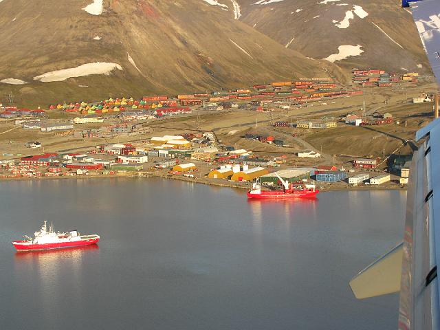 longyearbyen_07july 056.jpg - Activités portuaires au premier plan, le centre de Longyearbyen apparaît en arrière plan avec ses habitations colorées.